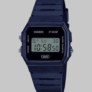 Puede incluir: Un reloj de pulsera digital azul marino con una esfera rectangular. El reloj muestra la hora, el día y la fecha. La marca "CASIO" y el modelo "F-91W" son visibles. Tiene botones para modo, luz y alarma.