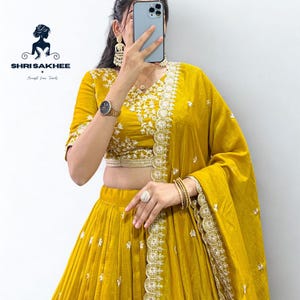 Lehenga Choli en soie de vichitra jaune : robe de mariée indienne brodée de paillettes