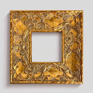 K&ouml;nnte beinhalten: Quadratischer, verzierter goldener Bilderrahmen mit detaillierten Blumen- und Rankenschnitzereien. Der Rahmen hat eine Used-Optik mit dunkleren Akzenten in den vertieften Bereichen, die Tiefe erzeugen und das aufwendige Design hervorheben. Die Innen&ouml;ffnung ist quadratisch.