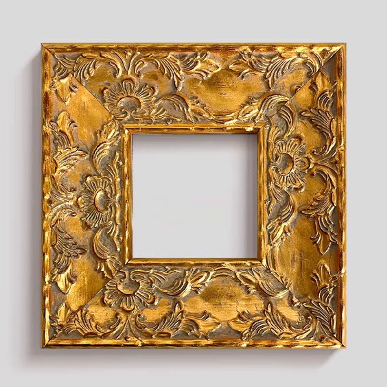 K&ouml;nnte beinhalten: Quadratischer, verzierter goldener Bilderrahmen mit detaillierten Blumen- und Rankenschnitzereien. Der Rahmen hat eine Used-Optik mit dunkleren Akzenten in den vertieften Bereichen, die Tiefe erzeugen und das aufwendige Design hervorheben. Die Innen&ouml;ffnung ist quadratisch.