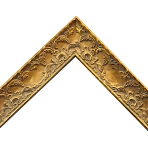 K&ouml;nnte beinhalten: Eine Ecke eines goldfarbenen Bilderrahmens. Der Rahmen hat aufwendige florale und scrollartige Details. Der Rahmen ist abgewinkelt und zeigt die komplizierten Schnitzereien und das warme, metallische Finish. Der Hintergrund ist schlicht wei&szlig;.