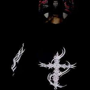 Pu&ograve; includere: Felpa con cappuccio nera con disegni a croce e fiamma tribali bianchi. La parte superiore della felpa con cappuccio presenta un design grafico colorato con la scritta "SEDICT" e la scritta "DOT".