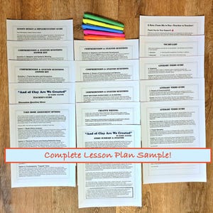 Puede incluir: Una colecci&oacute;n de materiales impresos para un plan de lecciones, que incluye gu&iacute;as, preguntas y claves de respuestas, con resaltadores de colores. El texto "Complete Lesson Plan Sample!" se muestra en una pancarta roja. Los documentos est&aacute;n sobre una superficie de madera.