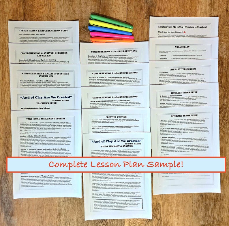Puede incluir: Una colecci&oacute;n de materiales impresos para un plan de lecciones, que incluye gu&iacute;as, preguntas y claves de respuestas, con resaltadores de colores. El texto "Complete Lesson Plan Sample!" se muestra en una pancarta roja. Los documentos est&aacute;n sobre una superficie de madera.