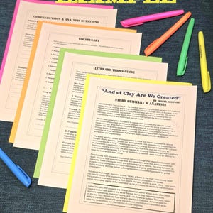 Puede incluir: Un ejemplo de plan de lecci&oacute;n de cuento con hojas de trabajo y resaltadores de colores. Las hojas de trabajo cubren la comprensi&oacute;n, el vocabulario y los t&eacute;rminos literarios. El texto incluye un resumen y an&aacute;lisis de la historia.