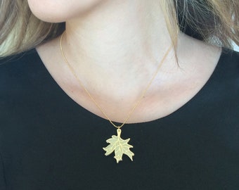 Maple leaf pendant, woodland jewelry, leaf charm necklace, Ivory acrylic leaf with a gold outline, nature inspired jewelry, dainty necklace