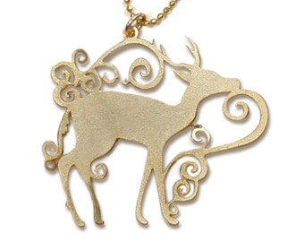 Op de afbeelding: Een gouden ketting met een hanger met een gestileerd herten silhouet met ingewikkelde kruldetails.