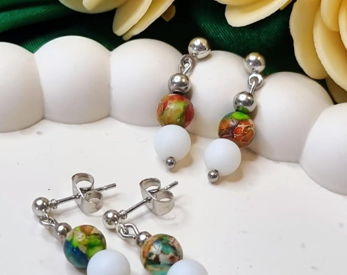 Edelstahl Ohrstecker • Bunter Meeressediment-Türkis & weißer Naturstein