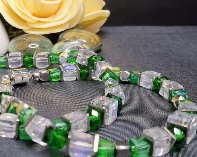 Glass bead bracelet, green & silver / magnetic clasp