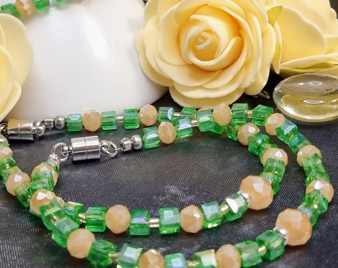 Armband Grün & Champagner / Glasperlen mit Edelstahl • Magnetverschluss