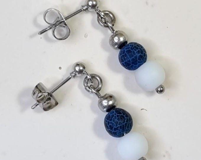 Edelstahl-Ohrstecker mit Feuerdrachenachat & weißer Steinperle | Blau-Weiß