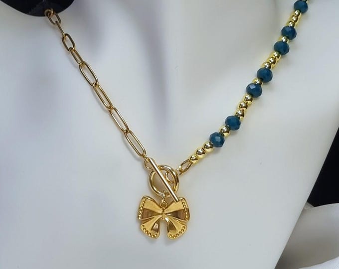 Vergoldete Edelstahl Halskette asymmetrisch mit Schmetterling & tintenblaue Glasperlen