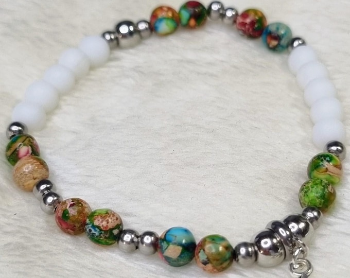 Armband mit weißen matten Steinperlen, bunten Meeressediment-Türkisperlen & Edelstahl