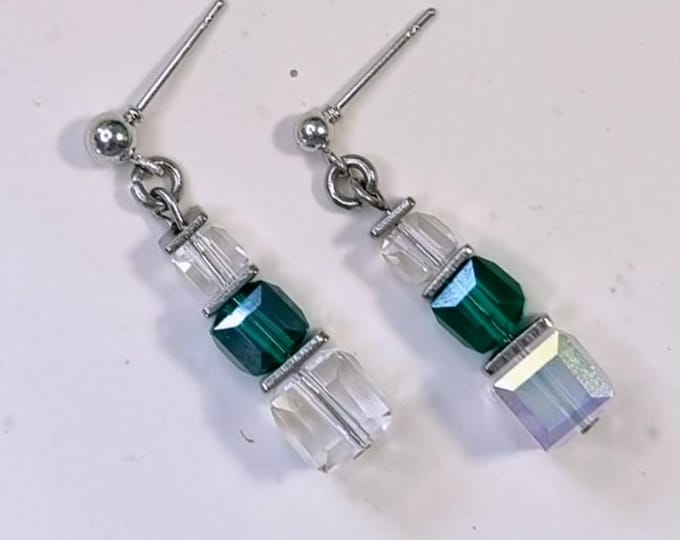 Edelstahl-Ohrstecker mit facettierten Glaswürfeln in Grün & Klar