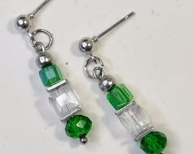 Edelstahl-Ohrstecker mit grünen & weißen Glaswürfeln | facettiert