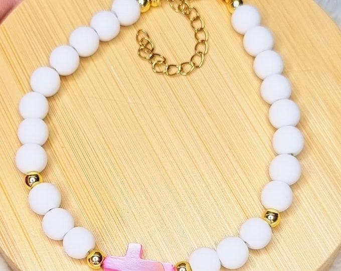 Natural Stone Bracelet White 6 mm • 18K Gold Plated Stainless Steel • Pink Freshwater Pearl Shell Cross • Adjustable 18.5–24 cm • Handmade Gift