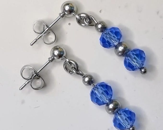 Edelstahl-Ohrstecker mit blauen Kristallglasperlen | facettiert