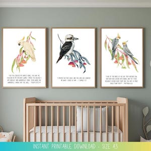 Op de afbeelding: Drie ingelijste kunstdrukken met aquarel illustraties van vogels en bladeren. De prints tonen een kaketoe, een kookaburra en twee valkparkieten. Elke print bevat een bijbelvers. De onderkant van de afbeelding luidt "INSTANT PRINTABLE DOWNLOAD - SIZE A3".
