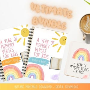 Puede incluir: Una vista aérea de un conjunto de materiales educativos para niños. La imagen presenta dos libros encuadernados en espiral y una tarjeta, todos con el texto "A Year of Memory Verses for Kids". Los libros tienen ilustraciones de arcoíris y sol. Las palabras "Ultimate Bundle" están en la parte superior.