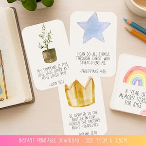 Può includere: Set di biglietti di versetti della memoria stampabili con illustrazioni ad acquerello. Ogni biglietto presenta un versetto biblico e un'immagine, tra cui una stella, una corona, un arcobaleno e una pianta in vaso. I biglietti misurano 7,5 cm x 12,5 cm.