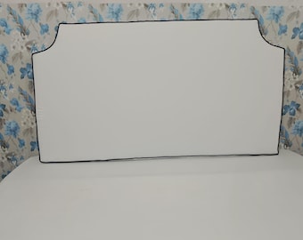 Cabeceira com acabamento personalizado em debrum de 2,5 cm de espessura para quarto de estudante