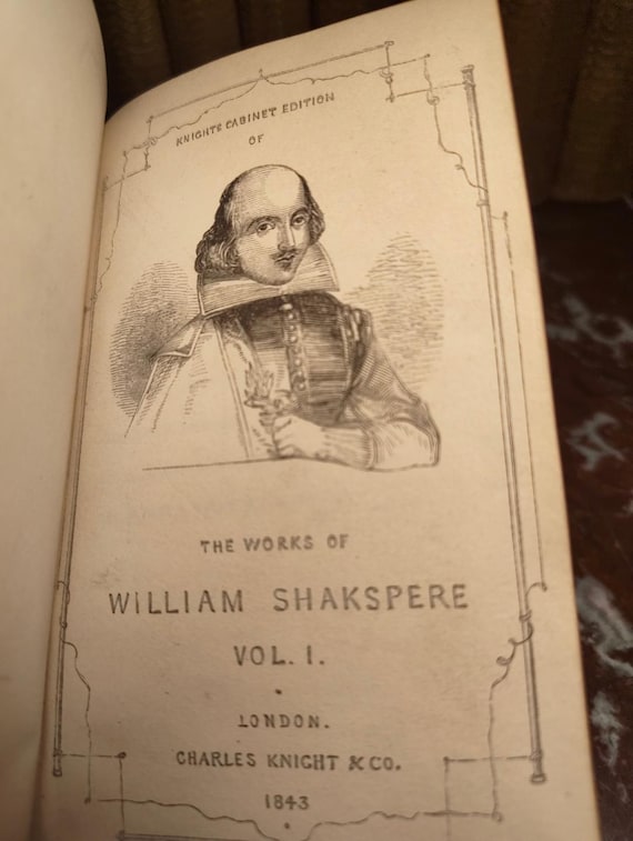 ヴィンテージ・シェイクスピア・セット – 1843年 ナイト・キャビネット