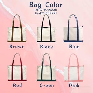 K&ouml;nnte beinhalten: Eine Auswahl an Canvas-Tragetaschen in Braun, Schwarz, Blau, Rot, Gr&uuml;n und Pink. Jede Tasche hat passende Griffe und Bes&auml;tze. Der Text zeigt die Gr&ouml;&szlig;en an: Medium (32cm x 15cm x 26cm) und Large (42cm x 18cm x 31cm).