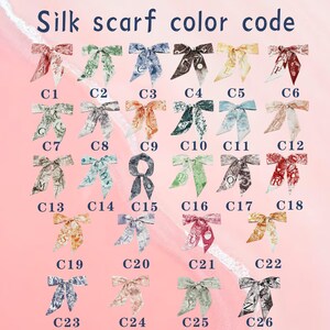 K&ouml;nnte beinhalten: Eine Farbkarte mit Seidenschals, die jeweils zu einer Schleife gebunden sind, mit verschiedenen Mustern und Farben. Der Text "Silk scarf color code" steht oben. Jeder Schal ist mit einem "C" und einer Nummer von C1 bis C26 beschriftet.