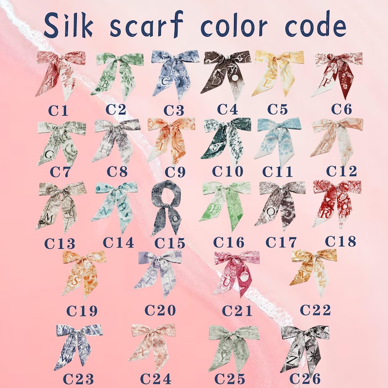 K&ouml;nnte beinhalten: Eine Farbkarte mit Seidenschals, die jeweils zu einer Schleife gebunden sind, mit verschiedenen Mustern und Farben. Der Text "Silk scarf color code" steht oben. Jeder Schal ist mit einem "C" und einer Nummer von C1 bis C26 beschriftet.