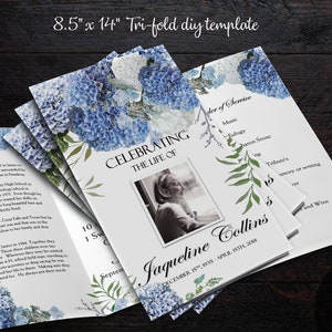 Op de afbeelding: Een drievoudig gevouwen rouwprogramma sjabloon met een blauw en wit bloemenontwerp. De sjabloon bevat een fotoplekhouder, ruimte voor een overlijdensbericht, een volgorde van de dienst en eerbetoon. De tekst "Celebrating the Life of Jacqueline Collins" is opgenomen op de voorzijde. De sjabloon is 8,5 inch bij 14 inch.