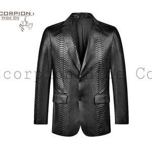 Pode incluir: Um blazer preto com padrão de pele de cobra. O casaco tem lapelas entalhadas, dois bolsos frontais e um fecho de dois botões. A marca "SCORPION HIDE Co" é visível no canto superior esquerdo.