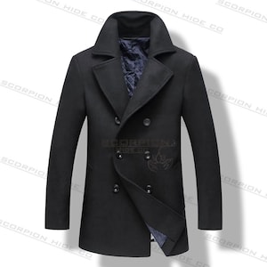 Puede incluir: Un abrigo negro de doble botonadura con cuello ancho y forro azul acolchado. El abrigo tiene cuatro botones y dos bolsillos laterales. La marca "SCORPION HIDE CO" es visible.