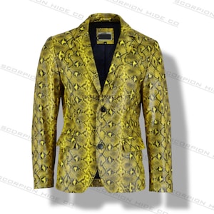 Puede incluir: Blazer amarillo y negro con estampado de piel de serpiente, con cierre de dos botones, solapas con muescas y dos bolsillos delanteros. El blazer tiene un interior azul marino oscuro. La marca "SCORPION HIDE CO" está impresa.