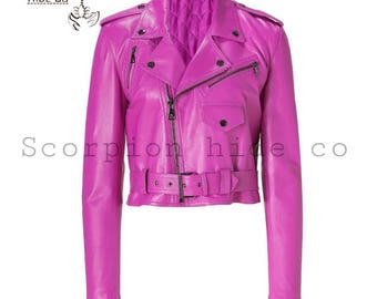 Dames roze leren bikerjack, felroze motorjas in motostijl, modieuze streetwear met ritssluiting.