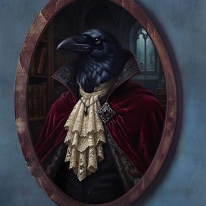 Op de afbeelding: Een ovaal ingelijst portret van een raaf met een zwarte kop en snavel, gekleed in een dieprode fluwelen cape, een crèmekleurige kanten jabot en een donker vest. De raaf is versierd met een zilveren broche met een rode steen en een zwarte hanger.