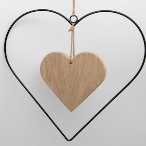 Corazón de metal, corazón decorativo con corazón de madera.