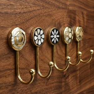 Crochet mural en nacre, laiton, crochet mural incrusté | Patère décorative, patère bohème pour serviette de salle de bain, décoration murale artisanale | Crochet d'entrée