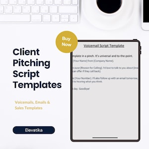 Op de afbeelding: Een digitale tablet toont een "Voicemail Script Template" met voorbeeldtekst. De afbeelding bevat ook een toetsenbord, een koffiekopje en een telefoon. De tekst "Client Pitching Script Templates" wordt in marineblauw weergegeven.