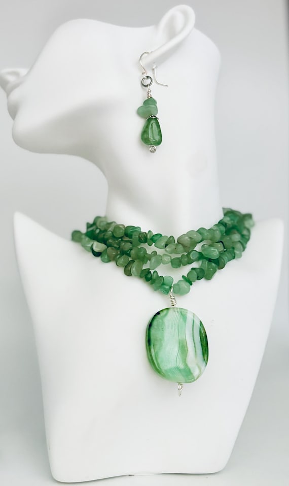 Green Adventurine chip choker necklace with large green banded Agate pendant. Matching earrings.