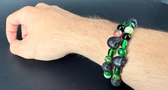 Skulls bracelet green and black, glass, lava and howlite beads