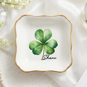 Plato de anillo de trébol personalizado, porta joyas con nombre, bandeja para baratijas de trébol, recuerdo irlandés de la suerte, cuenco para anillo de compromiso, regalo para dama de honor