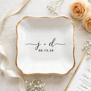 Porte-bague personnalisé avec initiales et date, vide-poche en céramique, cadeau de fiançailles pour couple, souvenir de mariage, porte-bague personnalisé