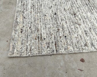 Alfombra de lana trenzada a mano, alfombra de área de punto grueso con textura de guijarro gris.