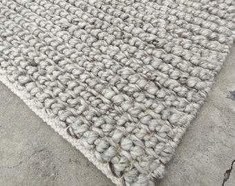 Alfombra de lana gruesa tejida a mano con textura de guijarros / Alfombra de suelo texturizada en color beige neutro