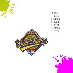 Op de afbeelding: Een honkbal-thema logo met de tekst "World Series 1996" in goud en blauw. Het logo is ruitvormig met een honkbalafbeelding. Er staan zes maatopties vermeld, variërend van 5,08 cm x 6,1 cm tot 10,16 cm x 8,38 cm.
