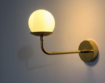 Applique murale moderne en laiton avec globe en verre givré | Luminaire d'entrée minimaliste