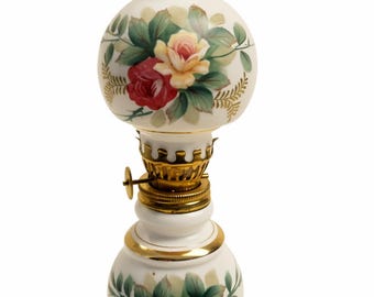 Lampada a uragano in miniatura vintage Lefton – Rose in vetro opalino soffiato a mano, finiture dorate