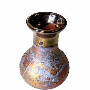 Peut inclure: Petit vase artisanal en céramique, corps arrondi et col étroit. Bordure dorée métallique et corps aux tons or, cuivrés et bleu-argenté. Intérieur sombre. Objet décoratif pour la maison.