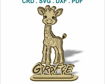 Könnte beinhalten: Eine Holzgiraffe-Figur mit dem Wort "GIRAFFE" an der Basis. Die Giraffe hat einen langen Hals, Flecken und ein lächelndes Gesicht. Der Text "CRD . SVG . DXF . PDF" befindet sich oben.