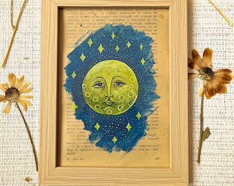 Illustrazione a guazzo della luna su pagina di un libro vintage, con cornice e motivo celeste, ideale per gli amanti della letteratura.